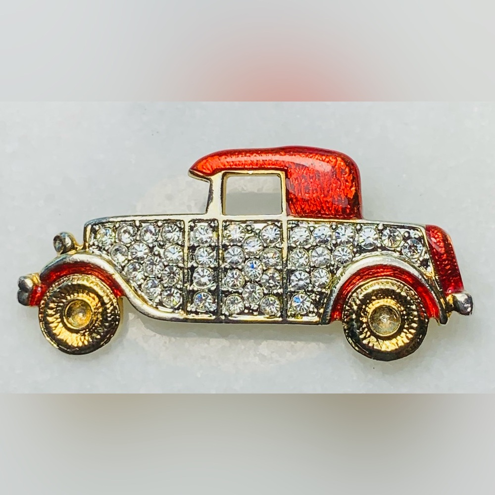 🚗 Vintage Rhinestone Car Brooch Red Enamel Classic Auto Pin – Mid-Century Style